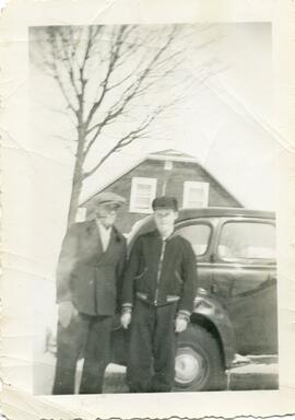 Malcolm et Saskett Kingsborough devant une voiture
