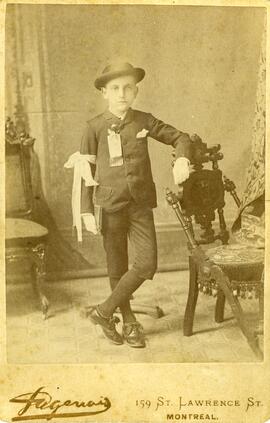 Photographie d’un jeune garçon au brassard blanc.