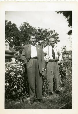 Lloyd et Saskett Kingsborough à l'extérieur devant des fleurs