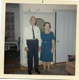 Gladys Kingsborough et Arthur Preston Booker dans une maison