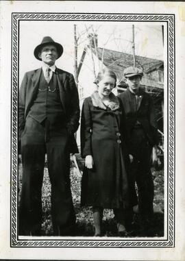Dona Germain avec Alice et Clifford Kingsborough à l’extérieur