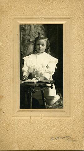 Portrait d’une petite fille non identifiée vêtue de blanc
