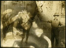 Chester Bonnallie à côté d’un cheval