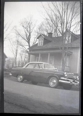 La voiture de Lloyd Kingsborough stationnée dans la rue