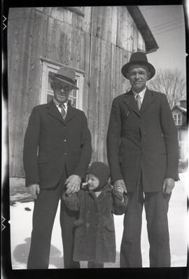 Saskett Kingsborough et Dona Germain avec un enfant à l’extérieur