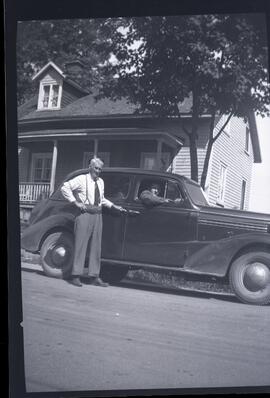 Saskett Kingsborough et un homme dans une voiture devant une maison