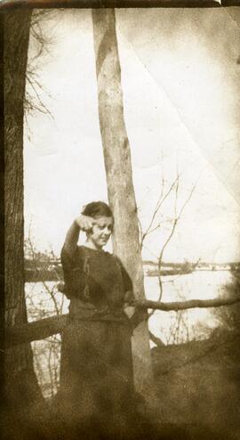 Photographie d’une jeune fille près d’un arbre