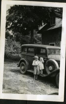 Deux enfants à côté d’une voiture