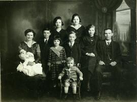 John Kingsbury et sa femme avec leur huit enfants