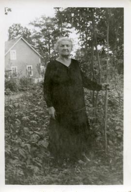Eliza Henderson Gilpin à l’extérieur tenant une branche de bois