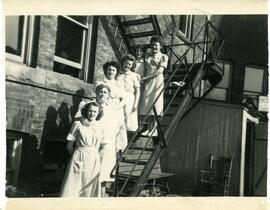 Alice Kingsborough avec un groupe de femmes en uniforme dans des escaliers