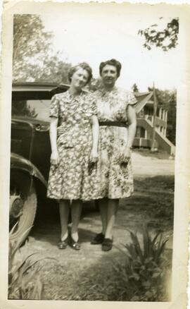 Alice Kingsborough et sa tante Laura Henderson à l'extérieur