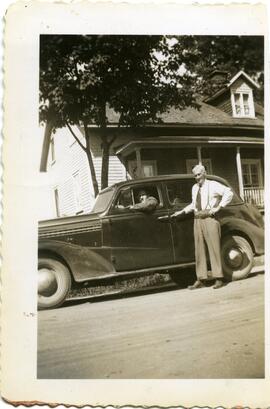 Saskett Kingsborough et un homme dans une voiture devant une maison