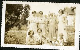 Groupe de quatre femmes et cinq enfants à l’extérieur
