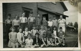 Malcolm et Lloyd Kingsborough avec leurs camarades de classe et leur enseignante