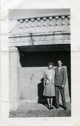 Iola Kingsborough et Harold Ross à l'extérieur