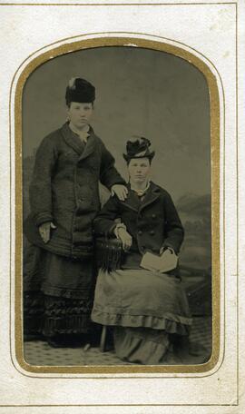 Deux femmes non identifiées