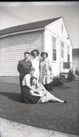 Iola Kingsborough avec quatre femmes non identifiées à l'extérieur