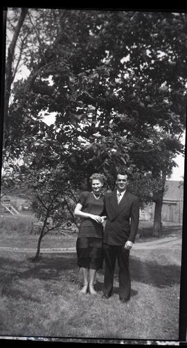 Iola Kingsborough et Harold Ross à l’extérieur