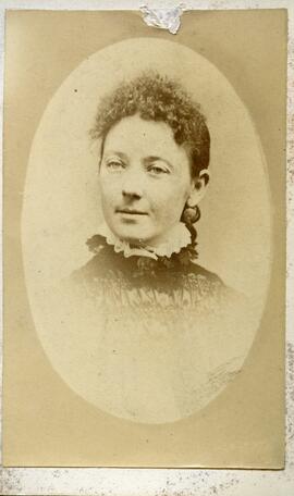 Portrait ovale d’une femme non identifiée