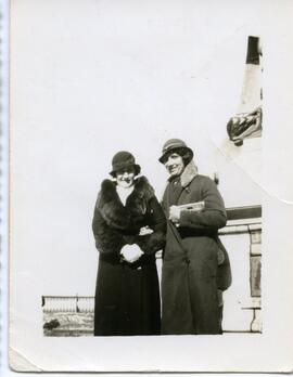Laura Henderson et Irène à l’extérieur