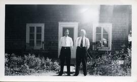 Saskett Kingsborough et Sid Stokes devant une maison