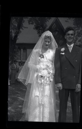 Iola Kingsborough et Harold Ross à leur mariage à l'extérieur de l'église