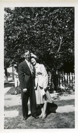 Lloyd Kingsborough et Helen Cook à l’extérieur