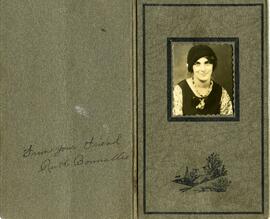Portrait de Ruth Bonnallie dans un livret de photographe