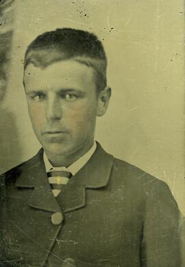 Photographie d’un jeune homme.  Photographie sur métal