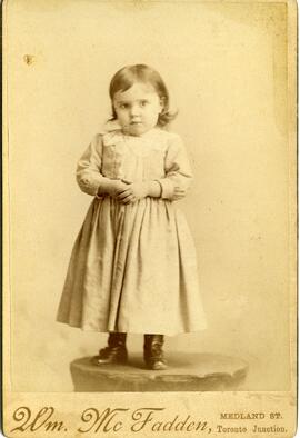 Portrait d’un enfant non identifié debout