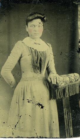 Photographie d’une jeune femme.  Photographie sur métal