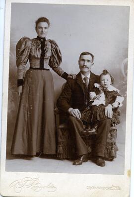 Portrait de Ben Bonnalie avec sa femme et son enfant