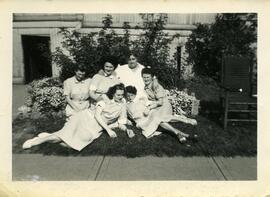 Alice Kingsbroough avec un groupe de femmes en uniforme posant à l’extérieur