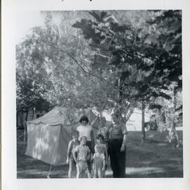 Lloyd Kingsborough avec un groupe d'enfants devant une tente