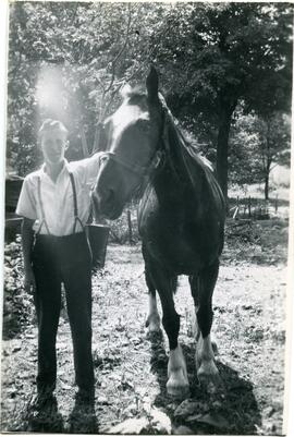 Lloyd Kingsborough à côté d’un cheval