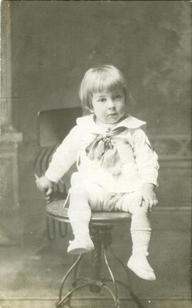 Photographie d’un jeune garçon assis