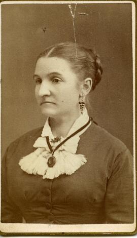 Portrait d’une femme non identifiée
