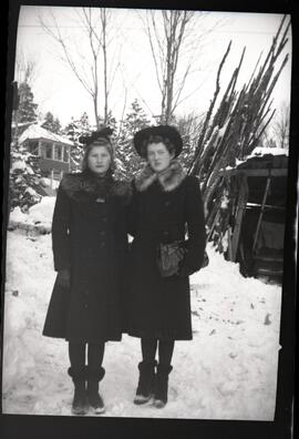 Iola et Alice Kingsborough à l’extérieur en hiver