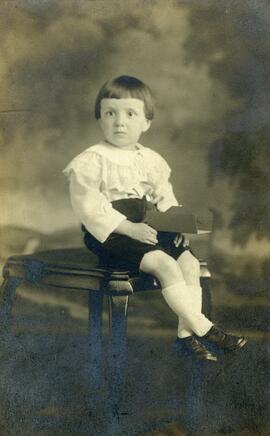 Photographie de Normand Rivard (enfant assis)