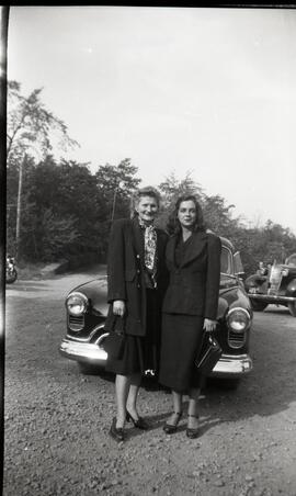 Alice Kingsborough et une femme non identifiée devant une voiture