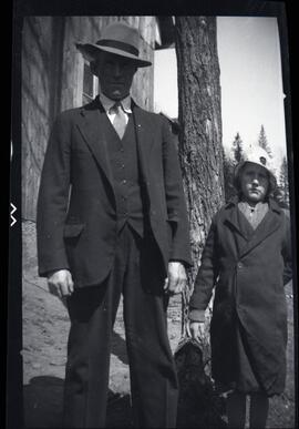 Saskett et Iola Kingsborough lorsqu’elle était enfant à l’extérieur