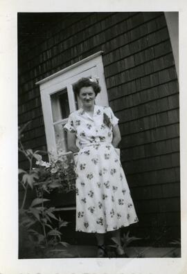 Alice Kingsborough devant la fenêtre d’une maison