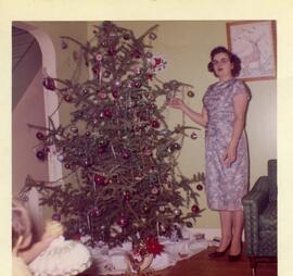 Olive Edgley à côté d’un sapin de Noël