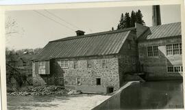Photo de l'extérieur du moulin Ford près de l'eau