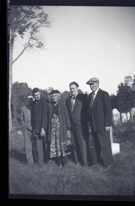 Membres de la famille Kingsborough avec Charlotte Middlebrook devant un cimetière
