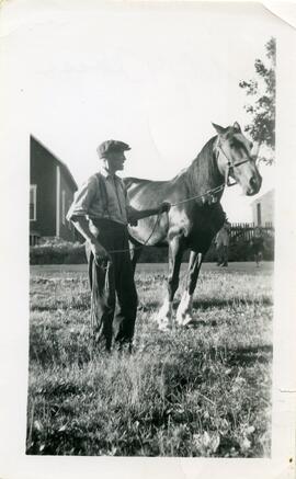 Saskett Kingsborough à côté d’un cheval