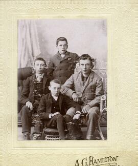Portrait de quatre jeunes hommes non identifiés