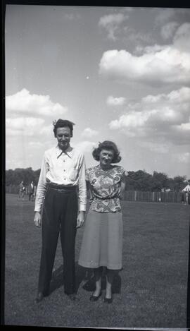 Alice Kingsborough avec un homme non identifié à l’extérieur