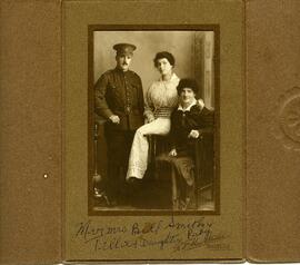 Portrait de Ruby Bonnallie Smith avec son mari et sa mère